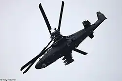 Серийный Ка-52 (бортовой №&nbsp;44) во&nbsp;время демонстрационного полёта с&nbsp;убранным шасси на МАКС-2013 (ЭВУ на выходные устройства двигателей не установлены).