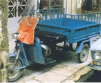 Полускутер полугрузовик: MEBEA наводнила Грецию такими грузовичками в 1960-70х годах (была доступна версия с кабиной). Подобные машины выпускались и другими греческими производителями.