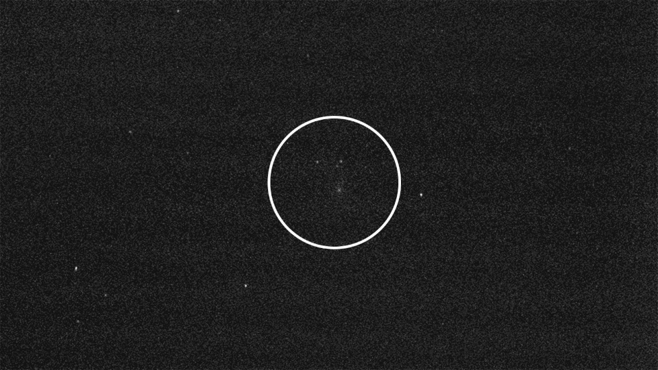 Анимация из двух снимков с разной экспозицией, снятая марсоходом Оппортьюнити 19 октября 2014 года на расстоянии 139 500&nbsp;км