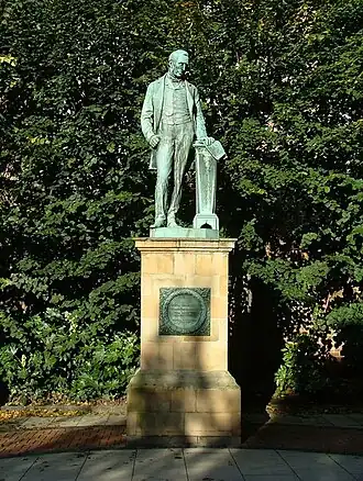 Памятник около основанной Бассом Центральной библиотеки Дерби