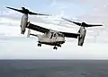 Винтовые движители конвертоплана V-22 образуют зону повышенного давления и создают видимые завихрения