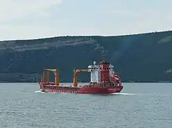 Турецкое судно Orman Bayraktar в проливе Дарданеллы (напротив Чанаккале). Судно имеет по два бархоута с каждого борта, один — в районе главной ватерлинии, а другой — на ширстречном поясе