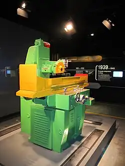 Универсальный плоскошлифовальный станок микронной точности с горизонтальным шпинделем и прямоугольным столом модели 3Г71 Оршанского станкостроительного завода «Красный борец», 1971 г. На «Октаве» шлифовал постоянные магниты для микрофонов и телефонов.