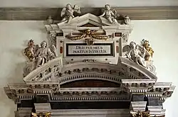 Навершие алтаря