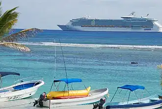 Круизный лайнер у причала Махауаля