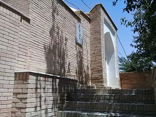 Главный фасад и вход мавзолея. Лето 2018 года.