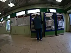 Билетные автоматы в кассовом зале в южном вестибюле, май 2023 года