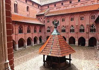 Внутренний двор верхнего замка