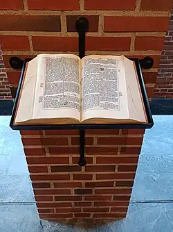 Библия на аналое