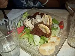 Бигилла с гренками, сыром и салатом