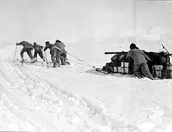 Люди буксируют груз для склада