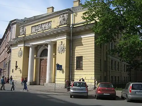 Здание конюшен (западный корпус)  Михайловского замка