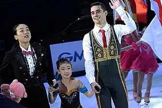 Ань Сянъи (по центру) с Мао Асадой и Хавьером Фернандесом на показательных выступлениях Гран-при Китая 2015