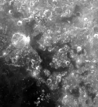 Море Змеи&nbsp;— тёмное пятно в центре фотографии. В нижнем левом углу видно окончание моря Кризисов.