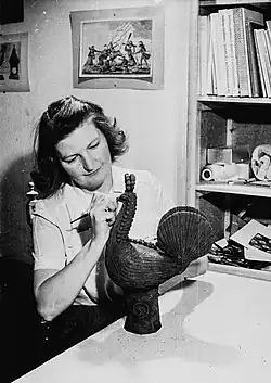 Марианна Рихтер за одной из своих керамических работ