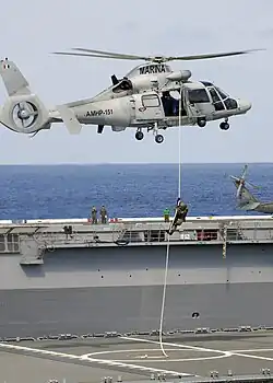 Мексиканский морской пехотинец спускается на полетную палубу немецкого корабля поддержки «Франкфурт-на-Майне» во время имитации многонациональной по отработке методики перехвата судов, 2009&nbsp;г.