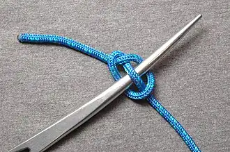 3. Затянуть узел, потянув за коренной и ходовой концы троса.