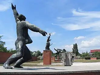 Памятник мученикам и статуя Остапенко