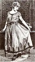 Актриса Мэри Майлз Минтер в платье с пышной юбкой, 1921