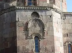 Украшение и надписи над входом