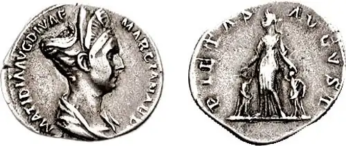 Денарий. На реверсе — Матидия стоит, держа руки на головах Вибии Сабины и Матидии Младшей. Легенда — PIETAS AVGVST