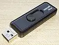Простая форма, выдвигающийся USB-разъём (на самом деле, в подвижной части корпуса закреплена вся плата накопителя, а не только разъём)