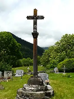 Крест на кладбище