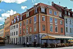 Вид улицы от площади Пилс, на переднем плане д. 1, левее — 3 и 5