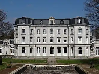 Шато Мерсье, здание мэрии