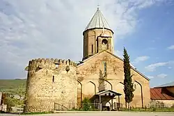 Церковь с каменной оградой и башней в Мчадиджвари, Грузия.