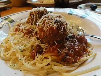 Спагетти с фрикадельками и сыром