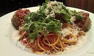 Спагетти с фрикадельками и зеленью