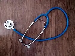 Стетоскоп медицинский, у промышленной модели мембрана на длинном полом стержне.