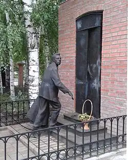 Памятник театральному режиссёру Всеволоду Мейерхольду (1999). Скульптор Ю. Е. Ткаченко. Ул. Володарского, 59.