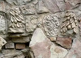 Сохранившиеся рельефы