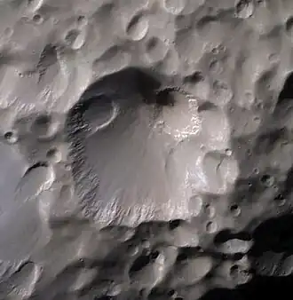 Кратер Мери на изображении космического аппарата «Кассини» (2007)