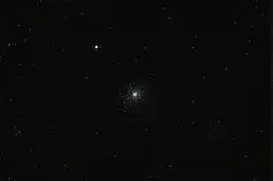 Шаровое скопление M 5 (самый крупный объект в центре фотографии) и звезда 5 Змеи (левее и выше центра)