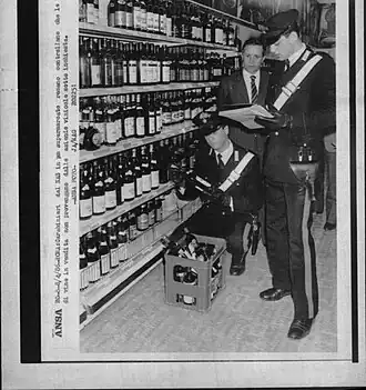 Карабинеры проверяют вино в магазине