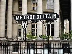 Вывеска над лестничным сходом