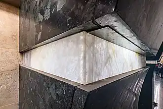 Подсвеченная кварцевая вставка в оформлении пилона