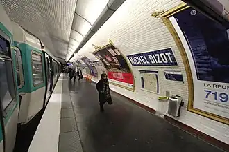 Платформа станции с вывеской