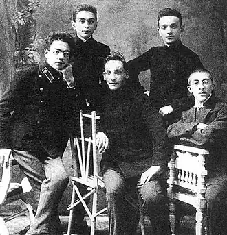 Фотография 1912 года. Мишель Кикоин — в первом ряду слева