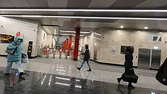 Интерьер северо-западного вестибюля, вид в сторону входных турникетов