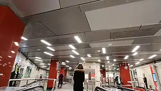 Интерьер турникетного зала юго-восточного подземного вестибюля, выход со стороны эскалаторов