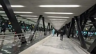 Интерьер надземного перехода по мосту над Мичуринским проспектом между станциями Большой кольцевой и Солнцевской линий