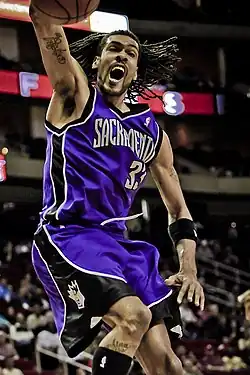 Микки Мур забивает данк