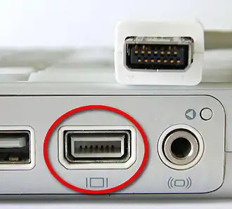 Порт с розеткой mini-VGA (отмечен красным кругом)