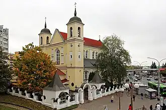 Вид на собор с пешеходного моста над Немигой