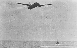 Бомбардировщик «Мицубиси» под командованием Такудзо Ито идёт в атаку на «Лексингтон»