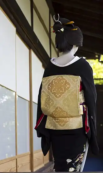 Гейша в парике с симадой